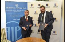 Rektor Uniwersytetu Ekonomicznego prof. dr hab. Czesław Zając oraz dyrektor Ośrodka Szkolenia Łukasz Paroń.